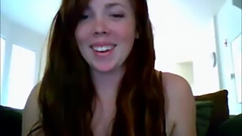 Masturbation De La Baby-Sitter Rousse Sur Webcam