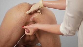 Massage De Sperme Amateur Qui Mène À Une Branlette Et À Une Éjaculation Faciale Pour Le Client