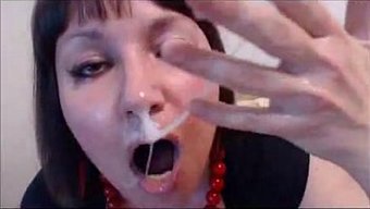 Une Femme Allemande Mature Se Fait Fister La Gorge Sur Webcam