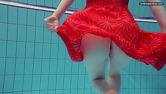 La Jeune Russe Libuse Se Fait Mouiller Et Devenir Folle Sur La Plage