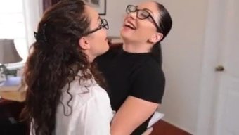 Des Lesbiennes Aux Gros Seins Se Livrent À Un Plaisir Oral
