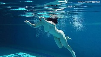 La Jeune Russe Sheril De 18 Ans Se Fait Submerger Dans La Piscine
