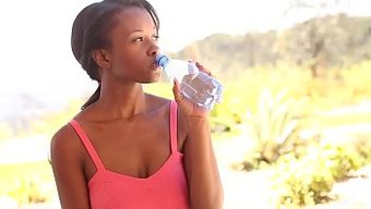 Seins Naturels Et Yoga : La Masturbation En Solo En Plein Air De Jezabel Vessir