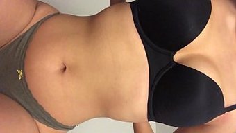 Une Adolescente Asiatique Se Déshabille Jusqu'À Son String Et Taquine Avec Sa Culotte Mouillée