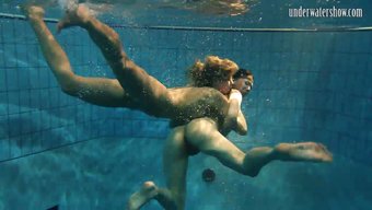 Deux Belles Blondes Et Brunes Nagent Nues Dans Une Piscine En Plein Air