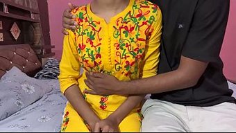 Petite Indienne Bien Chaude Se Fait Défoncer La Chatte Sévère Par Son Demi-Frère En Rut.