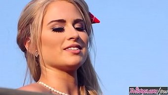 Regardez Maya Rae S'Occuper De Son Jardin Dans Cette Vidéo Torride