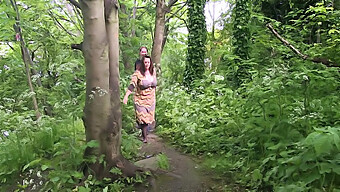 La Beauté Naturelle Et Les Gros Seins De Tatjana En Pleine Exhibition Dans Les Bois