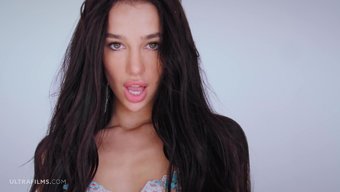 Kama Oxi, Une Superbe Mannequin Ukrainienne, Montre Ses Incroyables Compétences En Masturbation En Solo