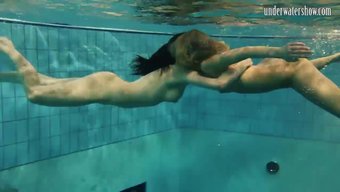 Des Ados En Bikini Profitent D'Une Journée À La Piscine Sans Couverture