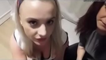Mouillée Et Sauvage: Femme Et Amies Lesbiennes Dans Un Trio