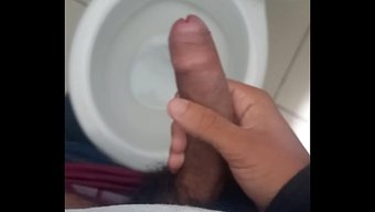 Le Mec Se Branle La Grosse Queue Dans La Salle De Bain, Et Finit Par Lui Balancer Une Belle Giclée Bien Collante.