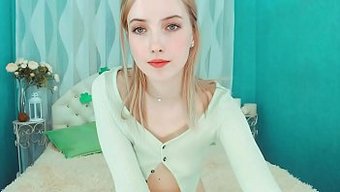 Une Petite Blonde Incroyable Montre Ses Compétences Sur Webcam