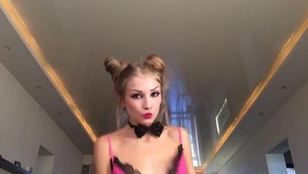 Petite Fille Mignonne Se Fait Plaisir En Vidéo Hd