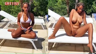 La Session Solo Au Bord De La Piscine De Naomi: Seins Naturels Et Gorge Profonde