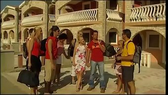 Une Bande De Milfs S’offre Une Soirée Déjantée Sur Le Bateau.
