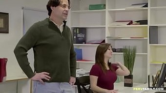 Gros Seins Naturels Et Compétences En Fellation Dans Une Position De Cowgirl Chaude