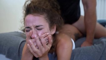 La Salope En Redemande Et Elle Reçoit Une Portion De Sperme.