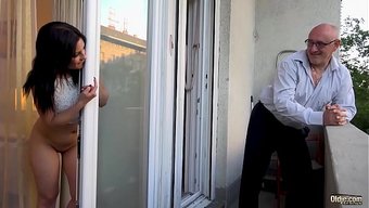Une Jeune Meuf Se Fait Baiser Avec Passion Par Son Vieux Grand-Père.