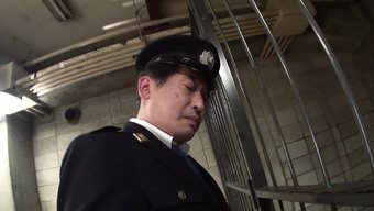 Du Plaisir À Se Doigter Dans Une Session De Sexe En Groupe Asiatique Poilue
