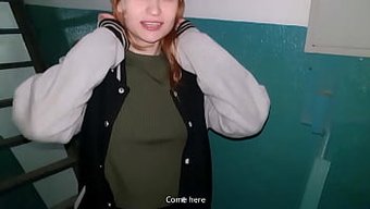 Une Rousse Donne Une Fellation Et Une Branlette Dans L'Escalier En Vidéo Hd