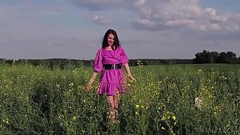 La Belle Brune Angel Spice Montre Ses Petits Seins En Session Solo
