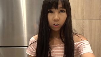 L'Expérience Sexuelle Kinky D'Une Petite Fille Asiatique.