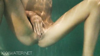 Une Adolescente Sexy Et Serrée Avec De Gros Seins Naturels Se Masturbe En Public