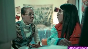 Cadence Lux Et Serena Blair S'Associent Pour Un Trio Lesbien Torride Avec Des Éléments De Réalité Virtuelle