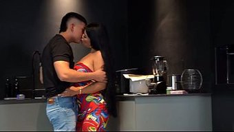 Ce N’est Pas Ce Que Ça Paraît ! – Le Mari Surprend Sa Copine Avec Sa Femme En Pleine Action