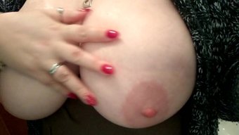 Massage De Gros Seins Avec Une Bombe Plantureuse