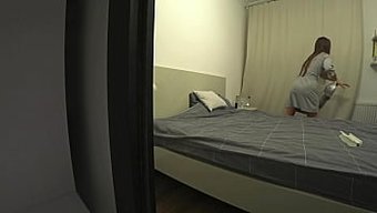 La Dette De La Femme Russe Conduit À Un Arrangement Sexuel Avec L'Ami De Son Mari Dans Une Vidéo Authentique