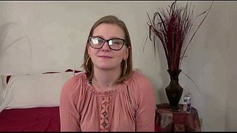 La Maîtresse Emma Shay Baise Avec Son Jeune Amant Et Avale Sa Giclée Sur Son Visage.