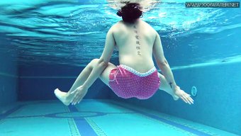 Lady Dee, La Sexy Adolescente Tchèque En Bikini, Montre Son Corps En Plein Air