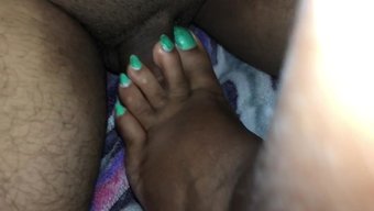 Femme Asiatique Se Laisse Aller Au Fétichisme Des Pieds Et À La Domination Féminine
