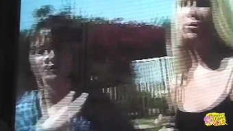 Brune Aux Gros Seins Et Blondes Se Livrent Au Plaisir Lesbien Au Bord De La Piscine