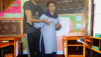 Première Expérience Sexuelle D'Une Écolière Indienne Avec Son Professeur Et Son Camarade De Classe.