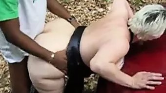 Femme Mature Et Courbée Se Fait Baiser Par Une Grosse Bite Noire