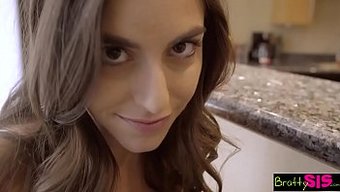 Petite Salope Surprise En Train De Sucer Et De Baiser La Bite De Son Demi-Frère
