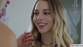 Lesbiennes Blondes Se Font Plaisir Avec Du Sexe Oral Et Une Succion De Seins