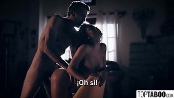 Une Incroyable Milf Ébène Se Fait Baiser Par Un Jeune Photographe