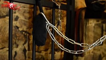 La Vidéo Kinky D'Auto-Bondage De Gefesselt Avec De La Glace Et Des Chaussettes