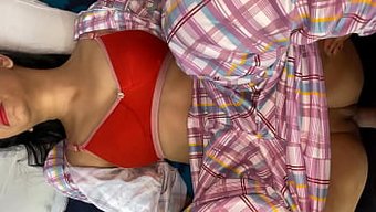 Une Adolescente Asiatique Se Fait Étirer La Chatte Serrée Par Un Homme À Grosse Bite