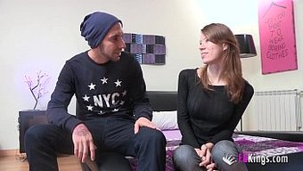 Une Adolescente Expérimente Son Premier Orgasme Avec Un Homme Bien Doté