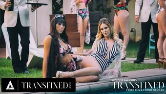 Venus Lux Et Milf Cherie Deville Se Livrent À Des Ébats Amoureux Sensuels
