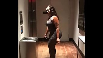 La Belle Cherokee Avec Un Gros Cul Devient Coquine Dans Un Hôtel