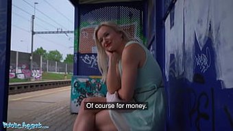 La Blonde Aux Seins Naturels Lily Joy Reçoit Une Éjaculation En Public