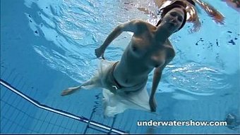Une Ado En Bikini Se Déshabille Et Devient Coquine Dans La Piscine