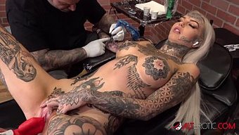Le Corps Tatoué Et Les Compétences De Masturbation D'Amber Luke En Exposition