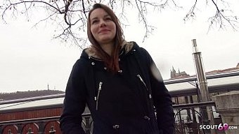 La Fille Allemande Veronica Se Fait Baiser Le Visage En Bas Et Emmenée Dans Le Vestiaire